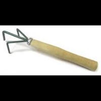 Рыхлитель 3-х зубый с дер. ручкой Рыхлитель 3-х зубый с дер. ручкой